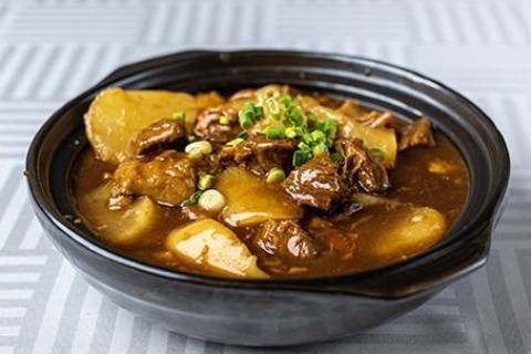 516-Flanc de boeuf braisé en marmite 牛腩煲